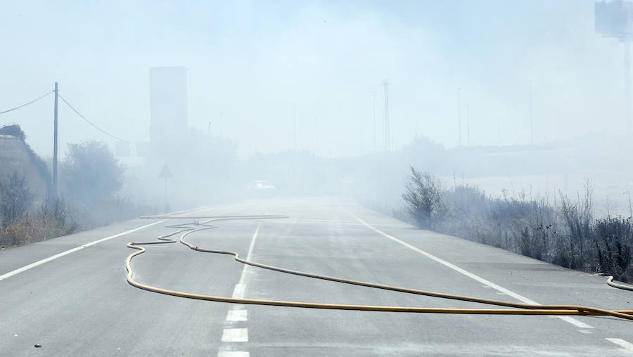 El viento de poniente y las altas temperaturas en Valencia han vuelto a activar el incendio que afectó el pasado 2 de julio a una planta de reciclaje en Silla. Una treintena de bomberos y un medio aéreo se encuentran en la zona extinguiendo el fuego