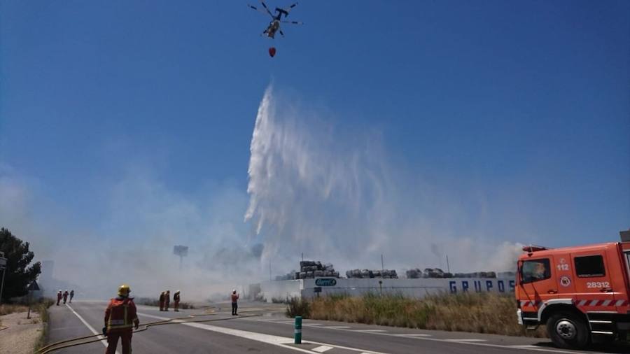 El viento de poniente y las altas temperaturas en Valencia han vuelto a activar el incendio que afectó el pasado 2 de julio a una planta de reciclaje en Silla. Una treintena de bomberos y un medio aéreo se encuentran en la zona extinguiendo el fuego