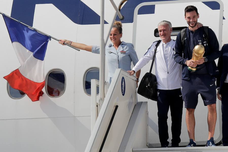 Los 'bleus' entregaron la Copa del Mundo a la afición y celebraron su victoria por las calles de París y en el Palacio del Elíseo con el presidente Emmanuel Macron