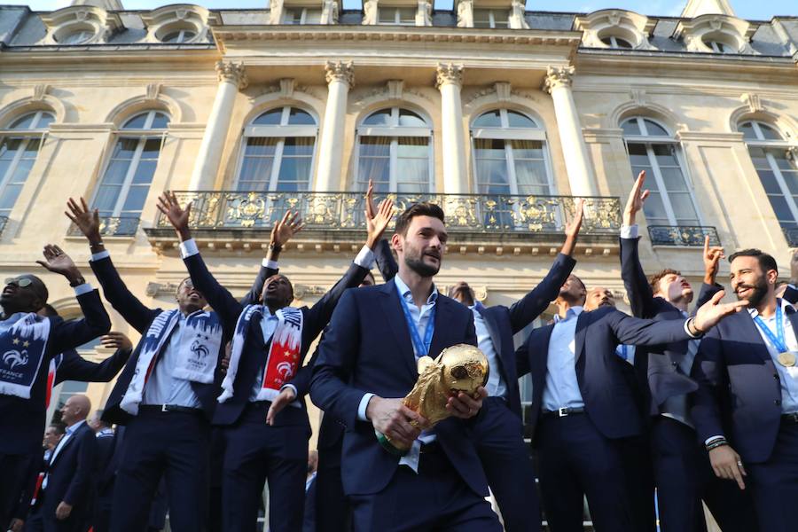 Los 'bleus' entregaron la Copa del Mundo a la afición y celebraron su victoria por las calles de París y en el Palacio del Elíseo con el presidente Emmanuel Macron