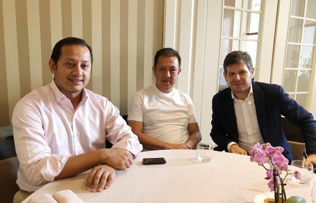 Anil Murthy, Peter Lim y Mateo Alemany, ayer en la fotografía que difundió el club de la reunión por la mañana en Turín. 