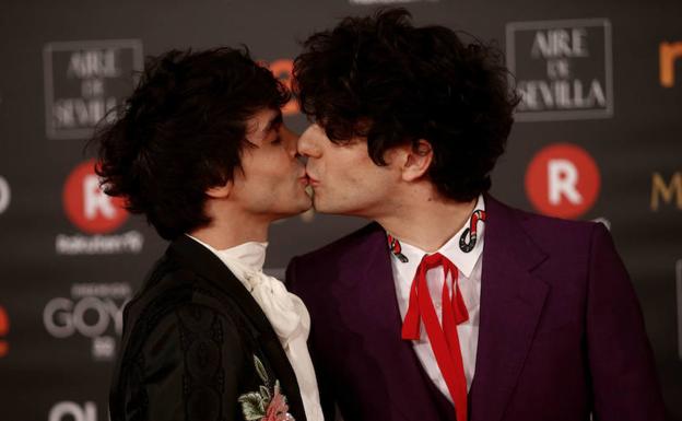 Javier Ambrossi (i) y Javier Calvo se besan en la alfombra roja de los Goya.