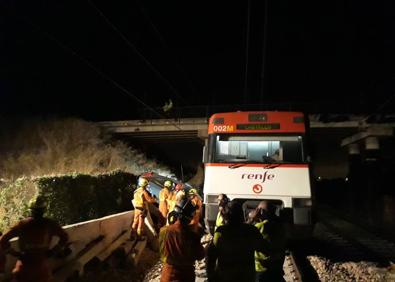 Imagen secundaria 1 - Un conductor muere al chocar en un puente y caer a las vías del tren en Massamagrell