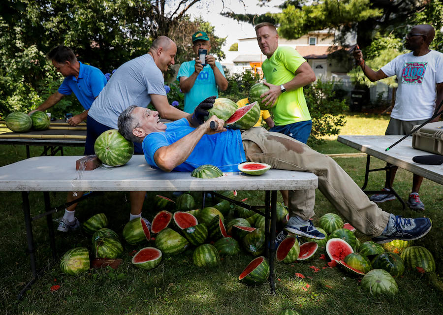 Ashrita Furman ha conseguido superar su último récord. Este neoyorkino, que ahora es el hombre que más sandías ha logrado partir sobre su estómago un minuto, ostenta el récord Guinness de ostentar más récords Guinness. Furman ha batido más de 600 marcas y conserva unas 200: entre ellas se encuentra dio palmas durante 50 horas seguidas, el que recorrió 130 kilómetros con una botella de leche en equilibrio sobre la cabeza, el que abrió 24 cervezas en un minuto con una motosierra, el que se zampó 60 aceitunas en un minuto, el que prendió 48.523 velas sobre una misma tarta, el que detuvo 35 ventiladores eléctricos con la lengua, el que se comió 40 guisantes con un palillo de cóctel en 30 segundos, el que tardó solo 21.1 segundos en pelar y comerse tres kiwis, el que mantuvo en equilibrio sobre la barbilla 81 vasos de pinta (vacíos), el que caminó con unos zapatos de 146 kilos y medio, el que infló 28 globos con la nariz en tres minutos... 