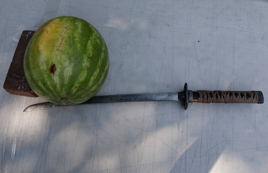 Ashrita Furman ha conseguido superar su último récord. Este neoyorkino, que ahora es el hombre que más sandías ha logrado partir sobre su estómago un minuto, ostenta el récord Guinness de ostentar más récords Guinness. Furman ha batido más de 600 marcas y conserva unas 200: entre ellas se encuentra dio palmas durante 50 horas seguidas, el que recorrió 130 kilómetros con una botella de leche en equilibrio sobre la cabeza, el que abrió 24 cervezas en un minuto con una motosierra, el que se zampó 60 aceitunas en un minuto, el que prendió 48.523 velas sobre una misma tarta, el que detuvo 35 ventiladores eléctricos con la lengua, el que se comió 40 guisantes con un palillo de cóctel en 30 segundos, el que tardó solo 21.1 segundos en pelar y comerse tres kiwis, el que mantuvo en equilibrio sobre la barbilla 81 vasos de pinta (vacíos), el que caminó con unos zapatos de 146 kilos y medio, el que infló 28 globos con la nariz en tres minutos... 