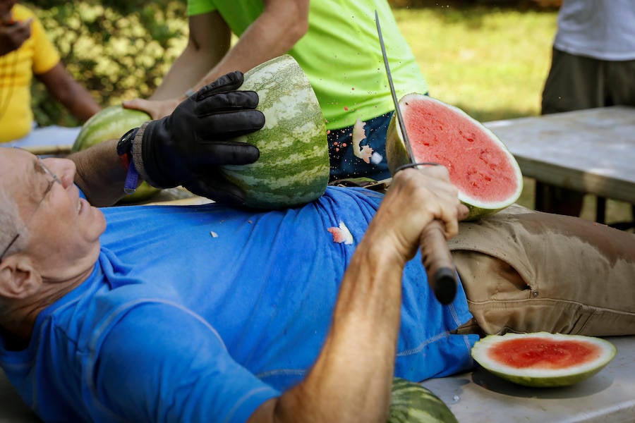 Ashrita Furman ha conseguido superar su último récord. Este neoyorkino, que ahora es el hombre que más sandías ha logrado partir sobre su estómago un minuto, ostenta el récord Guinness de ostentar más récords Guinness. Furman ha batido más de 600 marcas y conserva unas 200: entre ellas se encuentra dio palmas durante 50 horas seguidas, el que recorrió 130 kilómetros con una botella de leche en equilibrio sobre la cabeza, el que abrió 24 cervezas en un minuto con una motosierra, el que se zampó 60 aceitunas en un minuto, el que prendió 48.523 velas sobre una misma tarta, el que detuvo 35 ventiladores eléctricos con la lengua, el que se comió 40 guisantes con un palillo de cóctel en 30 segundos, el que tardó solo 21.1 segundos en pelar y comerse tres kiwis, el que mantuvo en equilibrio sobre la barbilla 81 vasos de pinta (vacíos), el que caminó con unos zapatos de 146 kilos y medio, el que infló 28 globos con la nariz en tres minutos... 