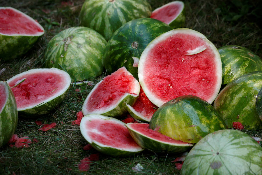Ashrita Furman ha conseguido superar su último récord. Este neoyorkino, que ahora es el hombre que más sandías ha logrado partir sobre su estómago un minuto, ostenta el récord Guinness de ostentar más récords Guinness. Furman ha batido más de 600 marcas y conserva unas 200: entre ellas se encuentra dio palmas durante 50 horas seguidas, el que recorrió 130 kilómetros con una botella de leche en equilibrio sobre la cabeza, el que abrió 24 cervezas en un minuto con una motosierra, el que se zampó 60 aceitunas en un minuto, el que prendió 48.523 velas sobre una misma tarta, el que detuvo 35 ventiladores eléctricos con la lengua, el que se comió 40 guisantes con un palillo de cóctel en 30 segundos, el que tardó solo 21.1 segundos en pelar y comerse tres kiwis, el que mantuvo en equilibrio sobre la barbilla 81 vasos de pinta (vacíos), el que caminó con unos zapatos de 146 kilos y medio, el que infló 28 globos con la nariz en tres minutos... 