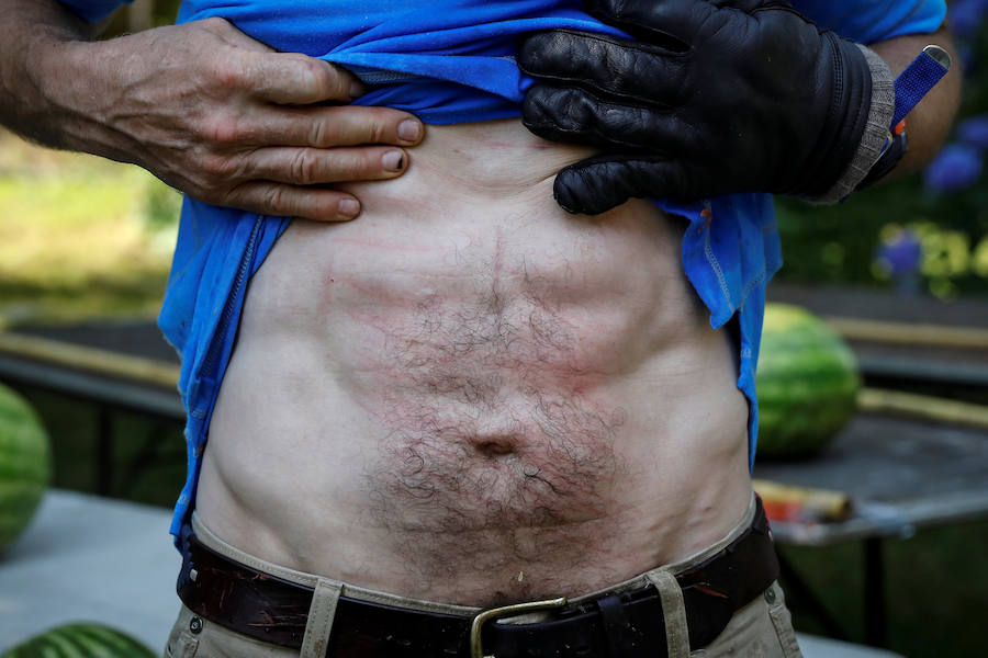 Ashrita Furman ha conseguido superar su último récord. Este neoyorkino, que ahora es el hombre que más sandías ha logrado partir sobre su estómago un minuto, ostenta el récord Guinness de ostentar más récords Guinness. Furman ha batido más de 600 marcas y conserva unas 200: entre ellas se encuentra dio palmas durante 50 horas seguidas, el que recorrió 130 kilómetros con una botella de leche en equilibrio sobre la cabeza, el que abrió 24 cervezas en un minuto con una motosierra, el que se zampó 60 aceitunas en un minuto, el que prendió 48.523 velas sobre una misma tarta, el que detuvo 35 ventiladores eléctricos con la lengua, el que se comió 40 guisantes con un palillo de cóctel en 30 segundos, el que tardó solo 21.1 segundos en pelar y comerse tres kiwis, el que mantuvo en equilibrio sobre la barbilla 81 vasos de pinta (vacíos), el que caminó con unos zapatos de 146 kilos y medio, el que infló 28 globos con la nariz en tres minutos... 