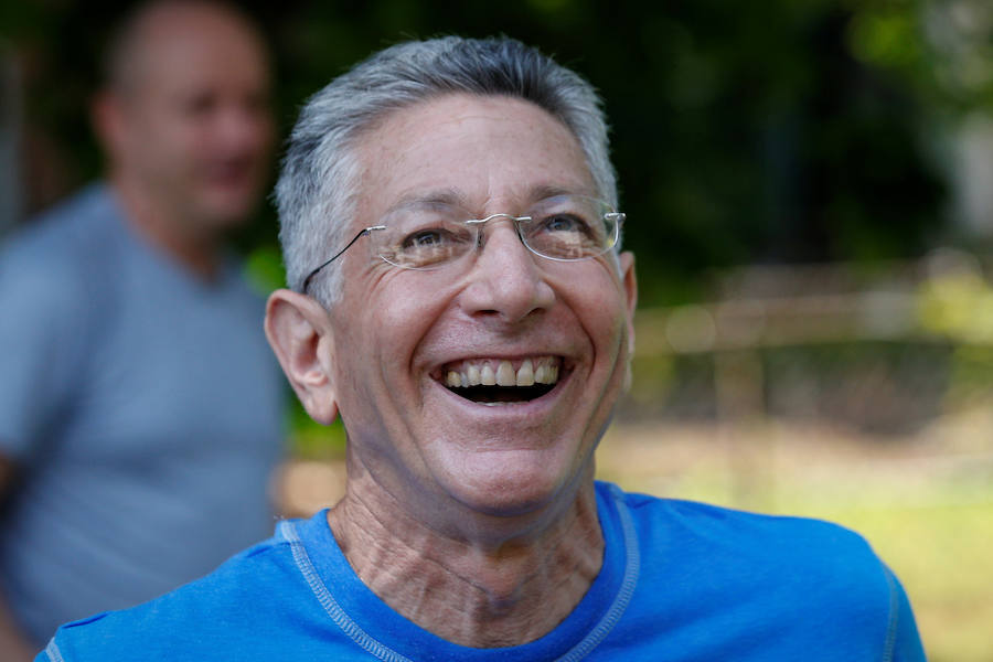 Ashrita Furman ha conseguido superar su último récord. Este neoyorkino, que ahora es el hombre que más sandías ha logrado partir sobre su estómago un minuto, ostenta el récord Guinness de ostentar más récords Guinness. Furman ha batido más de 600 marcas y conserva unas 200: entre ellas se encuentra dio palmas durante 50 horas seguidas, el que recorrió 130 kilómetros con una botella de leche en equilibrio sobre la cabeza, el que abrió 24 cervezas en un minuto con una motosierra, el que se zampó 60 aceitunas en un minuto, el que prendió 48.523 velas sobre una misma tarta, el que detuvo 35 ventiladores eléctricos con la lengua, el que se comió 40 guisantes con un palillo de cóctel en 30 segundos, el que tardó solo 21.1 segundos en pelar y comerse tres kiwis, el que mantuvo en equilibrio sobre la barbilla 81 vasos de pinta (vacíos), el que caminó con unos zapatos de 146 kilos y medio, el que infló 28 globos con la nariz en tres minutos... 