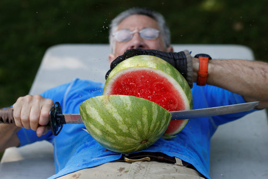 Ashrita Furman ha conseguido superar su último récord. Este neoyorkino, que ahora es el hombre que más sandías ha logrado partir sobre su estómago un minuto, ostenta el récord Guinness de ostentar más récords Guinness. Furman ha batido más de 600 marcas y conserva unas 200: entre ellas se encuentra dio palmas durante 50 horas seguidas, el que recorrió 130 kilómetros con una botella de leche en equilibrio sobre la cabeza, el que abrió 24 cervezas en un minuto con una motosierra, el que se zampó 60 aceitunas en un minuto, el que prendió 48.523 velas sobre una misma tarta, el que detuvo 35 ventiladores eléctricos con la lengua, el que se comió 40 guisantes con un palillo de cóctel en 30 segundos, el que tardó solo 21.1 segundos en pelar y comerse tres kiwis, el que mantuvo en equilibrio sobre la barbilla 81 vasos de pinta (vacíos), el que caminó con unos zapatos de 146 kilos y medio, el que infló 28 globos con la nariz en tres minutos... 
