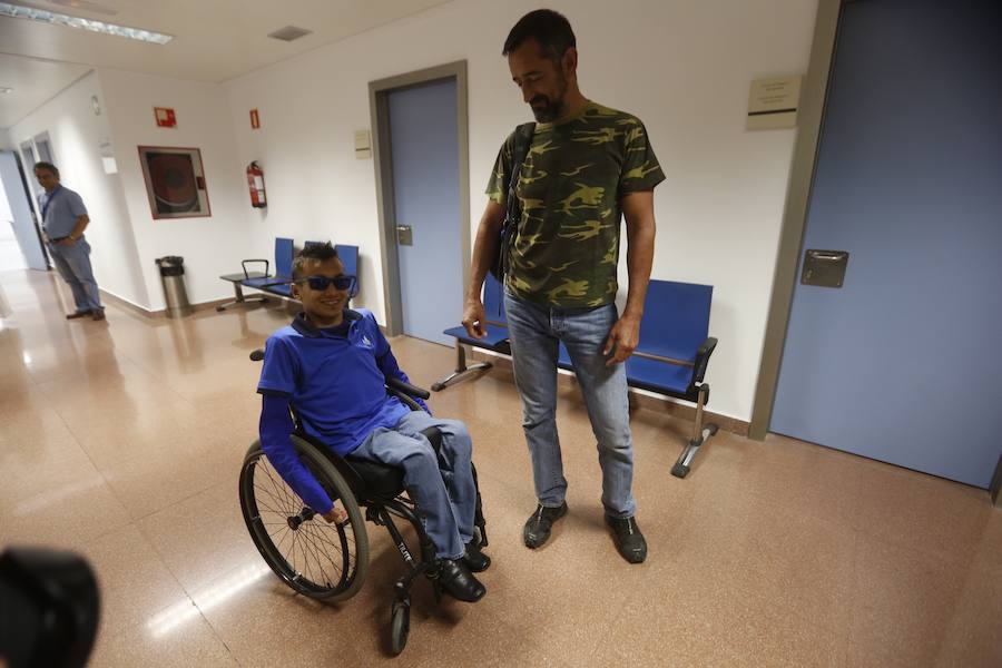 El doctor Pedro Carlos Cavadas y su equipo han llevado a cabo una cirugía para reconstruir una separación de la columna vertebral y la pelvis, mediante la utilización de hueso del peroné a Wilmer Arias, un paciente tetrapléjico desde los nueve años. Gracias a la intervención, el joven ya es capaz de estar sentado y regresará en los próximos días a su país.