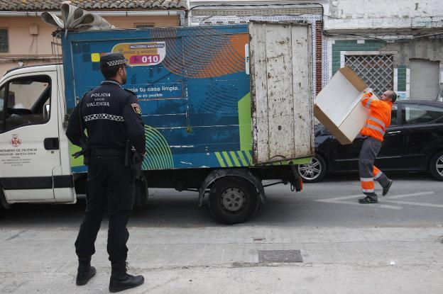 Agentes vigilan la recogida de enseres en la zona cero, el pasado mes de noviembre. 