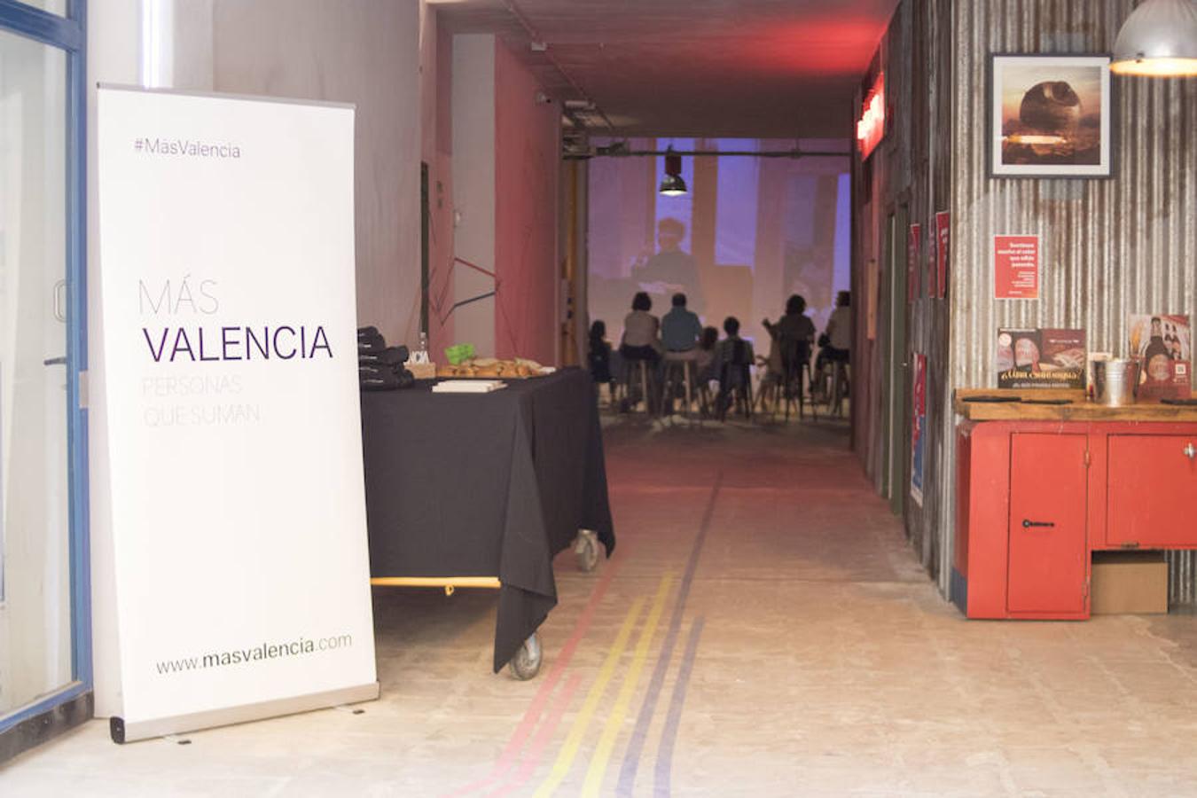 'Más Valencia: personas que suman' celebró ayer su segunda edición en el coworking audiovisual Nolich. El encuentro reúne a una veintena de emprendedores valencianos pudieron exponer sus proyectos empresariales e intercambiar ideas para potenciar su labor personal y contribuir al desarrollo general de la ciudad. Una reunión que, de nuevo, ha sido promovida por el odontólogo Primitivo Roig y en la que se han dado cita profesionales de perfiles tan diversos como la comunicación, la medicina, el arte, la ingeniería, el cine, la innovación educativa o las organizaciones de ayuda a los más necesitados.