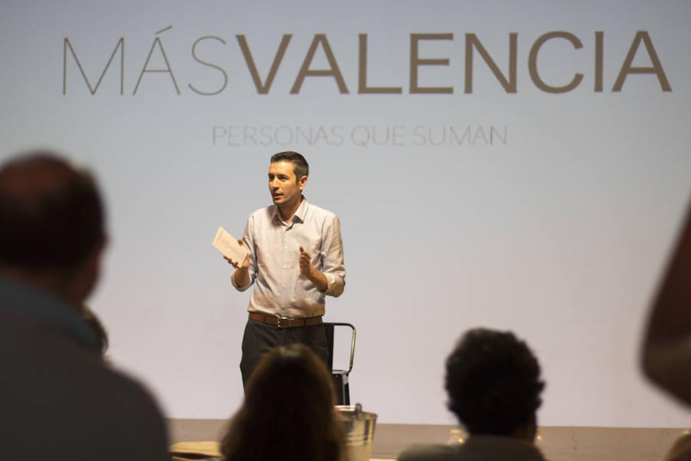 'Más Valencia: personas que suman' celebró ayer su segunda edición en el coworking audiovisual Nolich. El encuentro reúne a una veintena de emprendedores valencianos pudieron exponer sus proyectos empresariales e intercambiar ideas para potenciar su labor personal y contribuir al desarrollo general de la ciudad. Una reunión que, de nuevo, ha sido promovida por el odontólogo Primitivo Roig y en la que se han dado cita profesionales de perfiles tan diversos como la comunicación, la medicina, el arte, la ingeniería, el cine, la innovación educativa o las organizaciones de ayuda a los más necesitados.