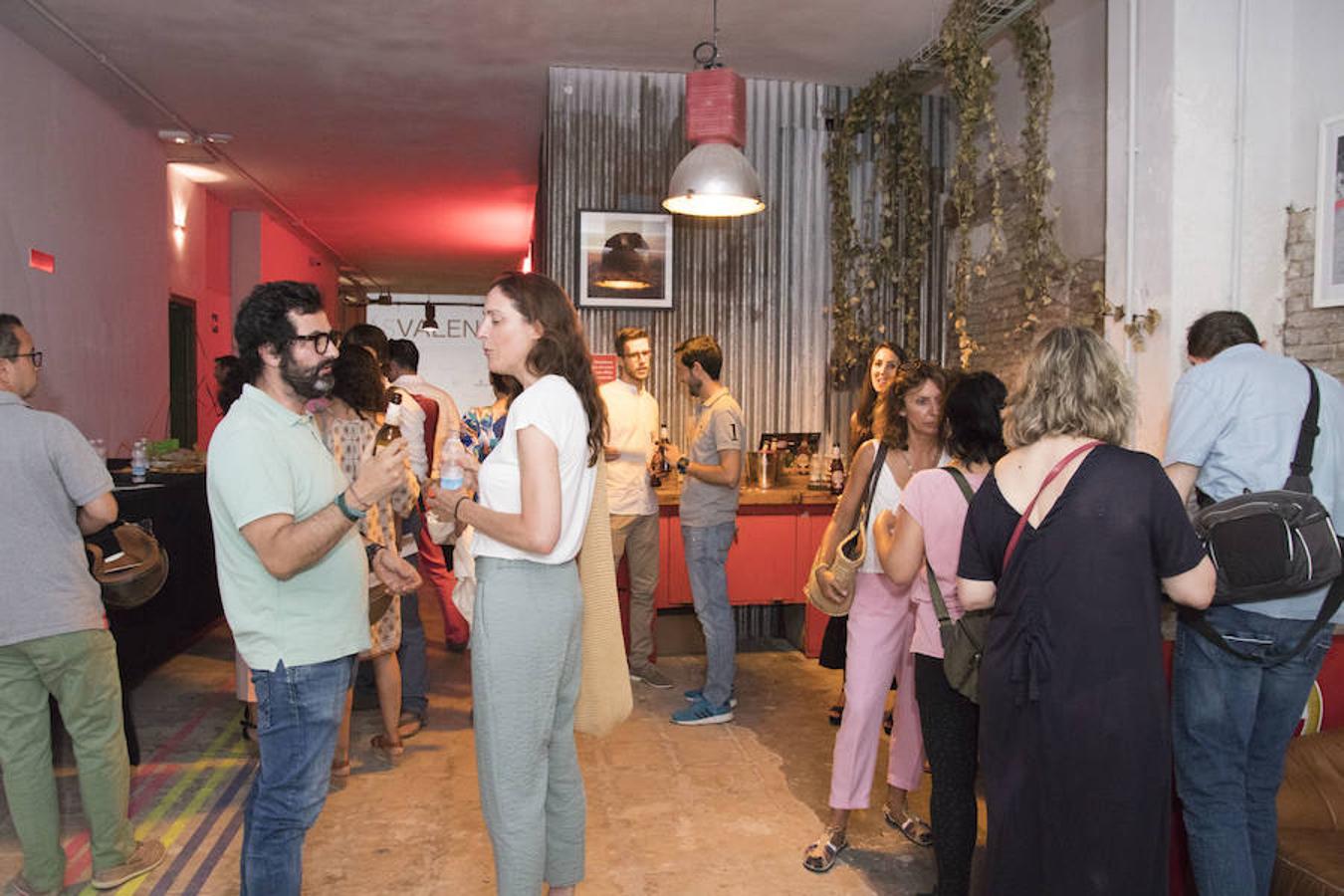 'Más Valencia: personas que suman' celebró ayer su segunda edición en el coworking audiovisual Nolich. El encuentro reúne a una veintena de emprendedores valencianos pudieron exponer sus proyectos empresariales e intercambiar ideas para potenciar su labor personal y contribuir al desarrollo general de la ciudad. Una reunión que, de nuevo, ha sido promovida por el odontólogo Primitivo Roig y en la que se han dado cita profesionales de perfiles tan diversos como la comunicación, la medicina, el arte, la ingeniería, el cine, la innovación educativa o las organizaciones de ayuda a los más necesitados.