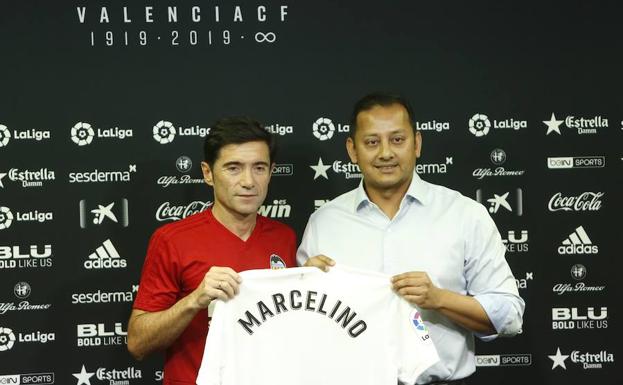 Marcelino y Anil Murthy posan con la camiseta del técnico.