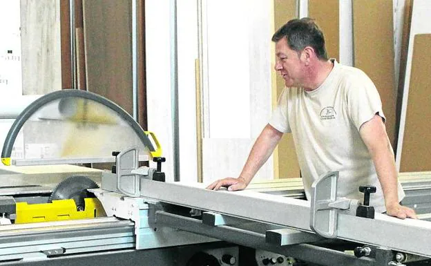 En su taller de carpintería de Bienvenida (Badajoz). 