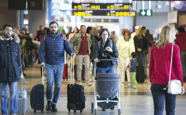 Pasajeros en el aeropuerto de Valencia.