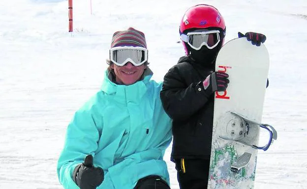 El profesor checo posa con un alumno en Alto Campoo.