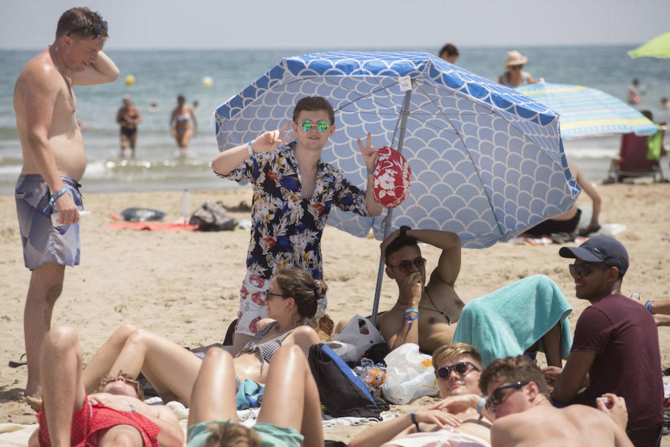 Benicàssim se encuentra ya en plena ebullición del FIB con miles de jóvenes recorriendo los rincones y las playas de la localidad castellonense para dar comienzo a la vigésimo cuarta edición del evento con cuatro días de música y ambiente festivo.