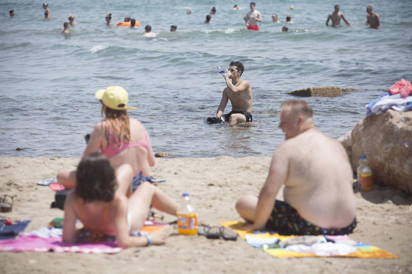 Benicàssim se encuentra ya en plena ebullición del FIB con miles de jóvenes recorriendo los rincones y las playas de la localidad castellonense para dar comienzo a la vigésima cuarta edición del evento con cuatro días de música y ambiente festivo.