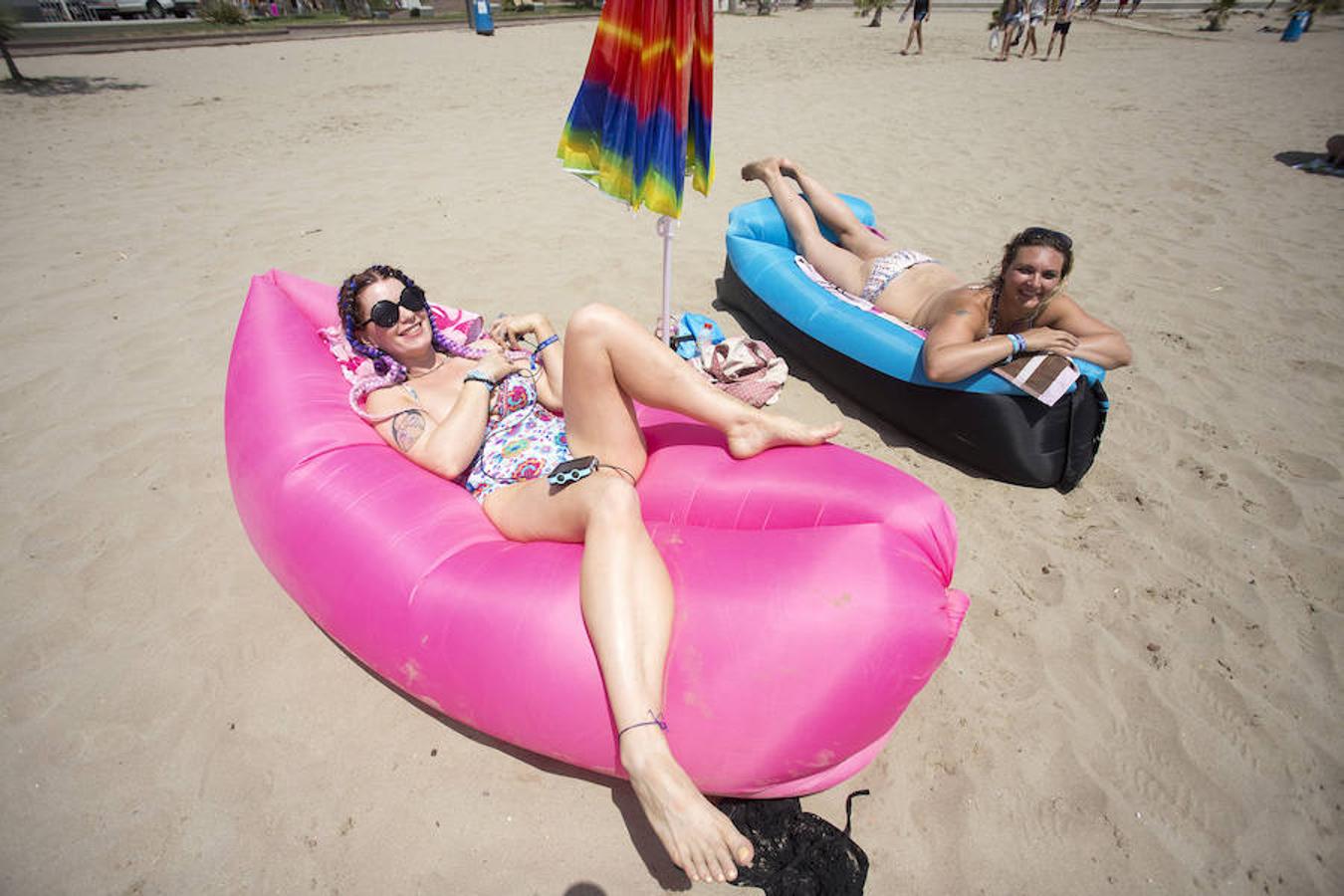 Benicàssim se encuentra ya en plena ebullición del FIB con miles de jóvenes recorriendo los rincones y las playas de la localidad castellonense para dar comienzo a la vigésima cuarta edición del evento con cuatro días de música y ambiente festivo.