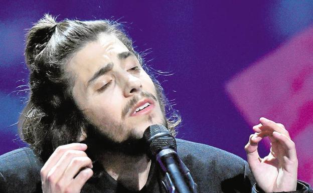 Salvador Sobral durante su actuación en Eurovisión 2017 