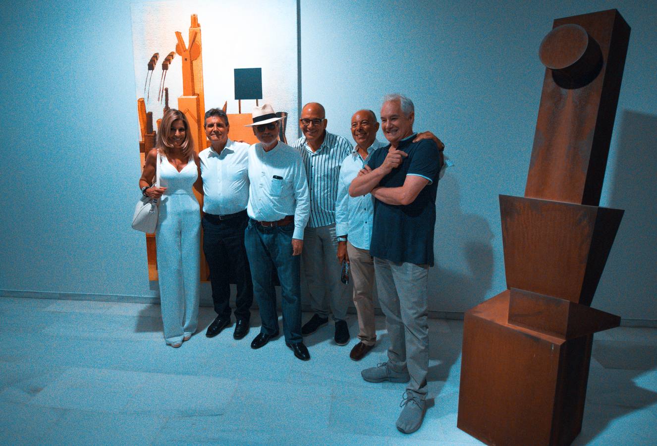 Una antológica repasa 40 años de carrera del artista con escultura inédita, fotografías, collages y dibujos. El Centro Cultural Bancaja exhibe 73 obras en las que reivindica al autor de Mislata como el poeta que crea con las manos ciudades, paisajes y figuras humanas