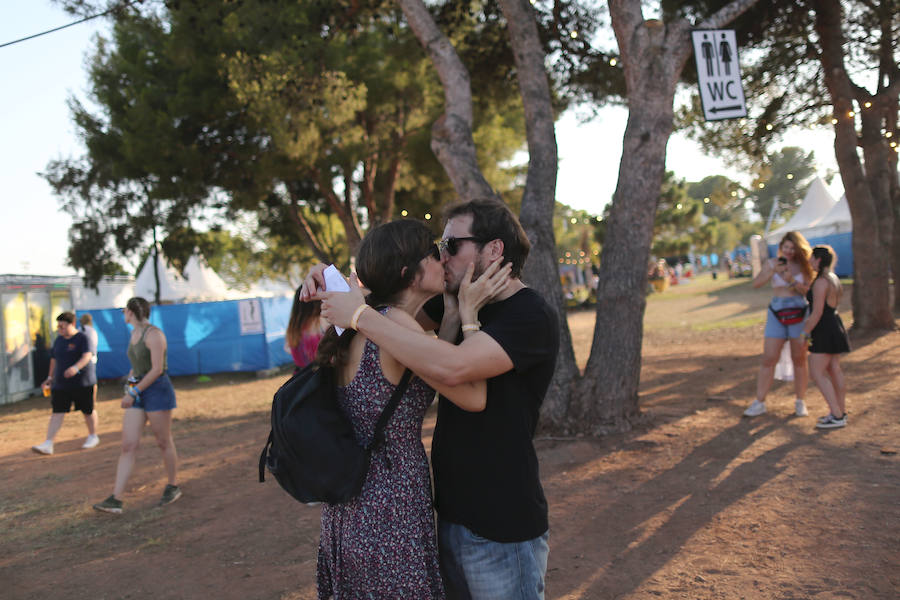 Benicàssim se encuentra ya en plena ebullición del FIB con miles de jóvenes recorriendo los rincones y las playas de la localidad castellonense para dar comienzo a la vigésima cuarta edición del evento con cuatro días de música y ambiente festivo.