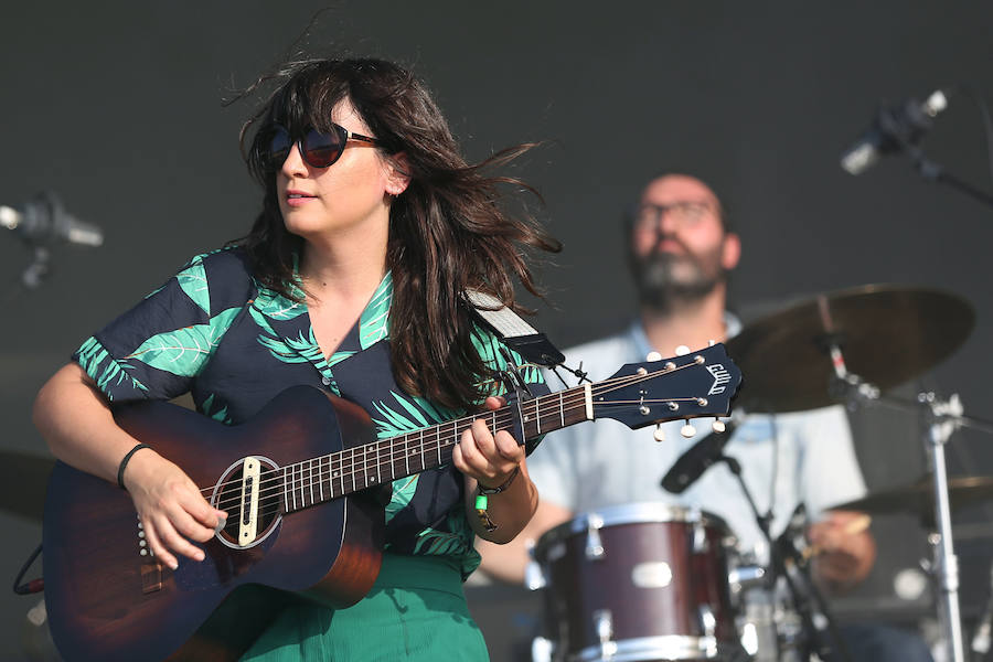 Benicàssim se encuentra ya en plena ebullición del FIB con miles de jóvenes recorriendo los rincones y las playas de la localidad castellonense para dar comienzo a la vigésima cuarta edición del evento con cuatro días de música y ambiente festivo.