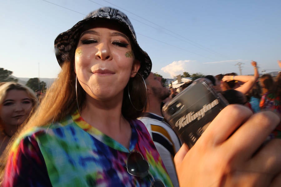 Benicàssim se encuentra ya en plena ebullición del FIB con miles de jóvenes recorriendo los rincones y las playas de la localidad castellonense para dar comienzo a la vigésima cuarta edición del evento con cuatro días de música y ambiente festivo.