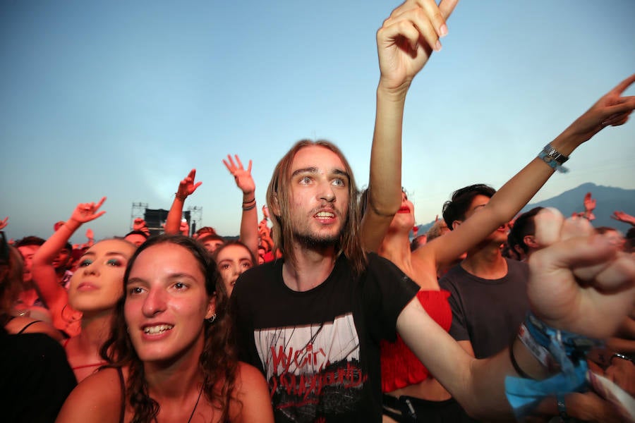 Benicàssim se encuentra ya en plena ebullición del FIB con miles de jóvenes recorriendo los rincones y las playas de la localidad castellonense para dar comienzo a la vigésima cuarta edición del evento con cuatro días de música y ambiente festivo.