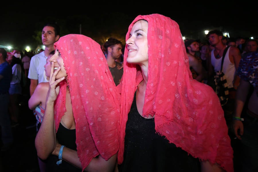 Benicàssim se encuentra ya en plena ebullición del FIB con miles de jóvenes recorriendo los rincones y las playas de la localidad castellonense para dar comienzo a la vigésima cuarta edición del evento con cuatro días de música y ambiente festivo.