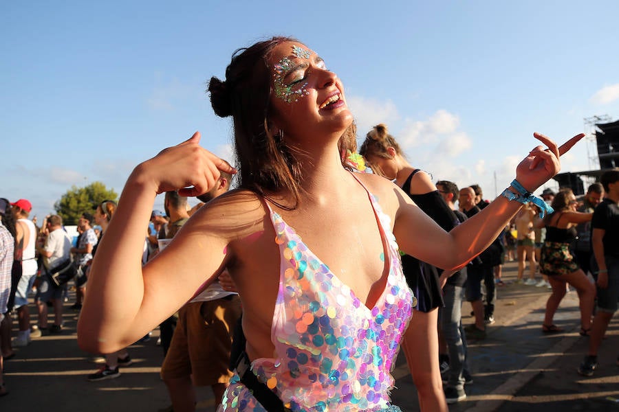 Benicàssim se encuentra ya en plena ebullición del FIB con miles de jóvenes recorriendo los rincones y las playas de la localidad castellonense para dar comienzo a la vigésima cuarta edición del evento con cuatro días de música y ambiente festivo.