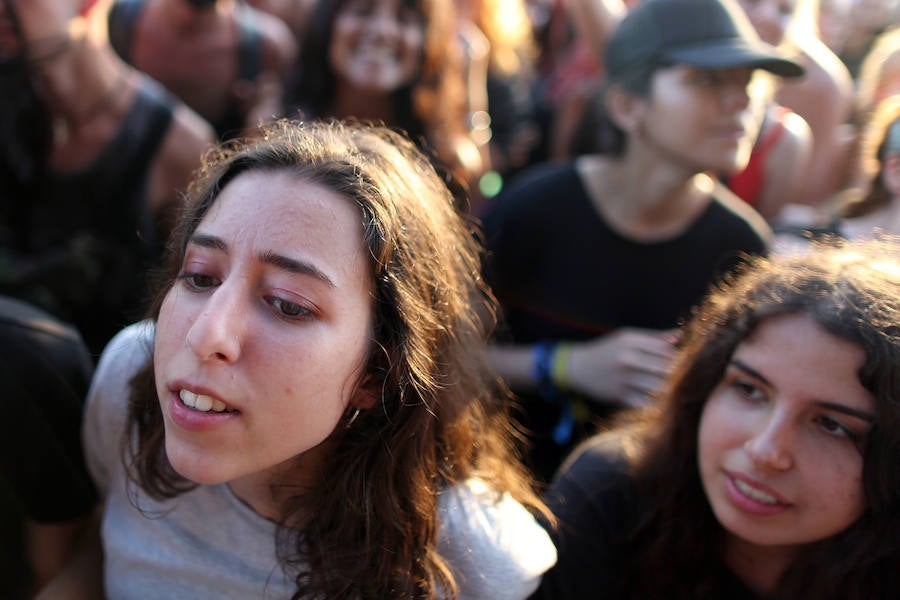 Benicàssim se encuentra ya en plena ebullición del FIB con miles de jóvenes recorriendo los rincones y las playas de la localidad castellonense para dar comienzo a la vigésima cuarta edición del evento con cuatro días de música y ambiente festivo.