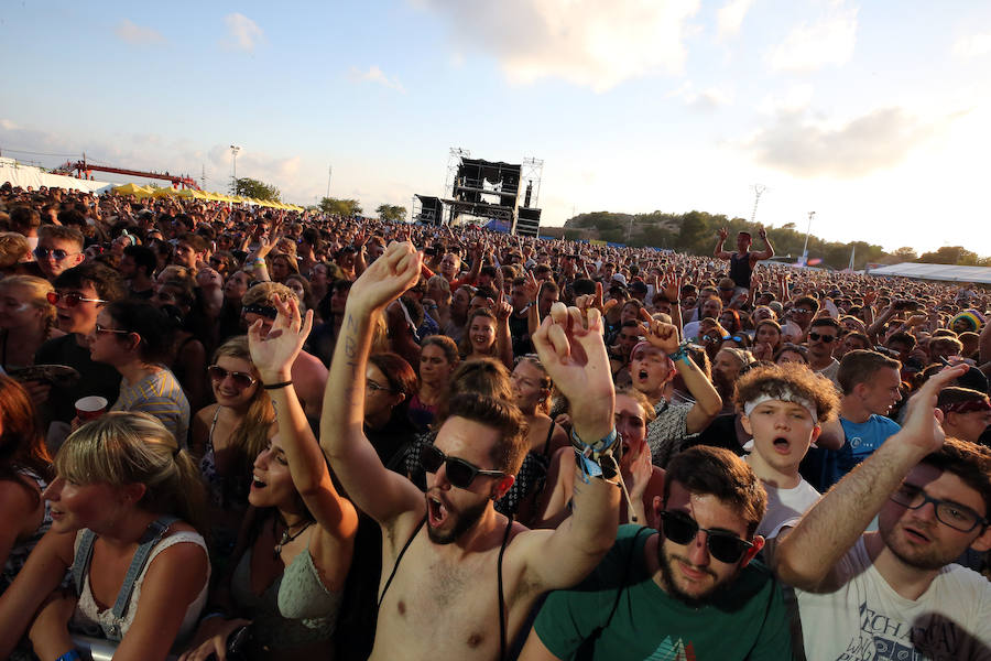 Benicàssim se encuentra ya en plena ebullición del FIB con miles de jóvenes recorriendo los rincones y las playas de la localidad castellonense para dar comienzo a la vigésima cuarta edición del evento con cuatro días de música y ambiente festivo.