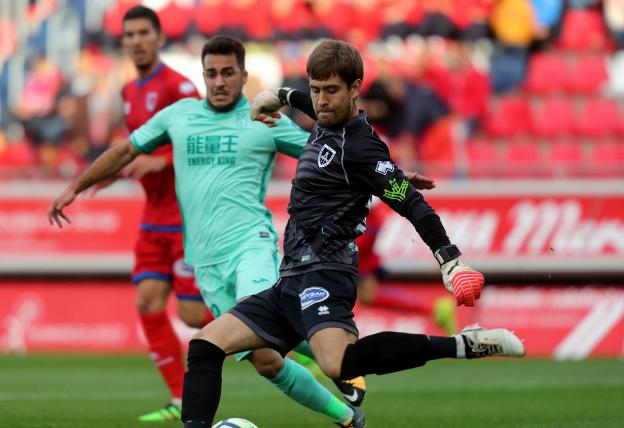 Aitor Fernández, durante un partido entre el Numancia y el Granada. 