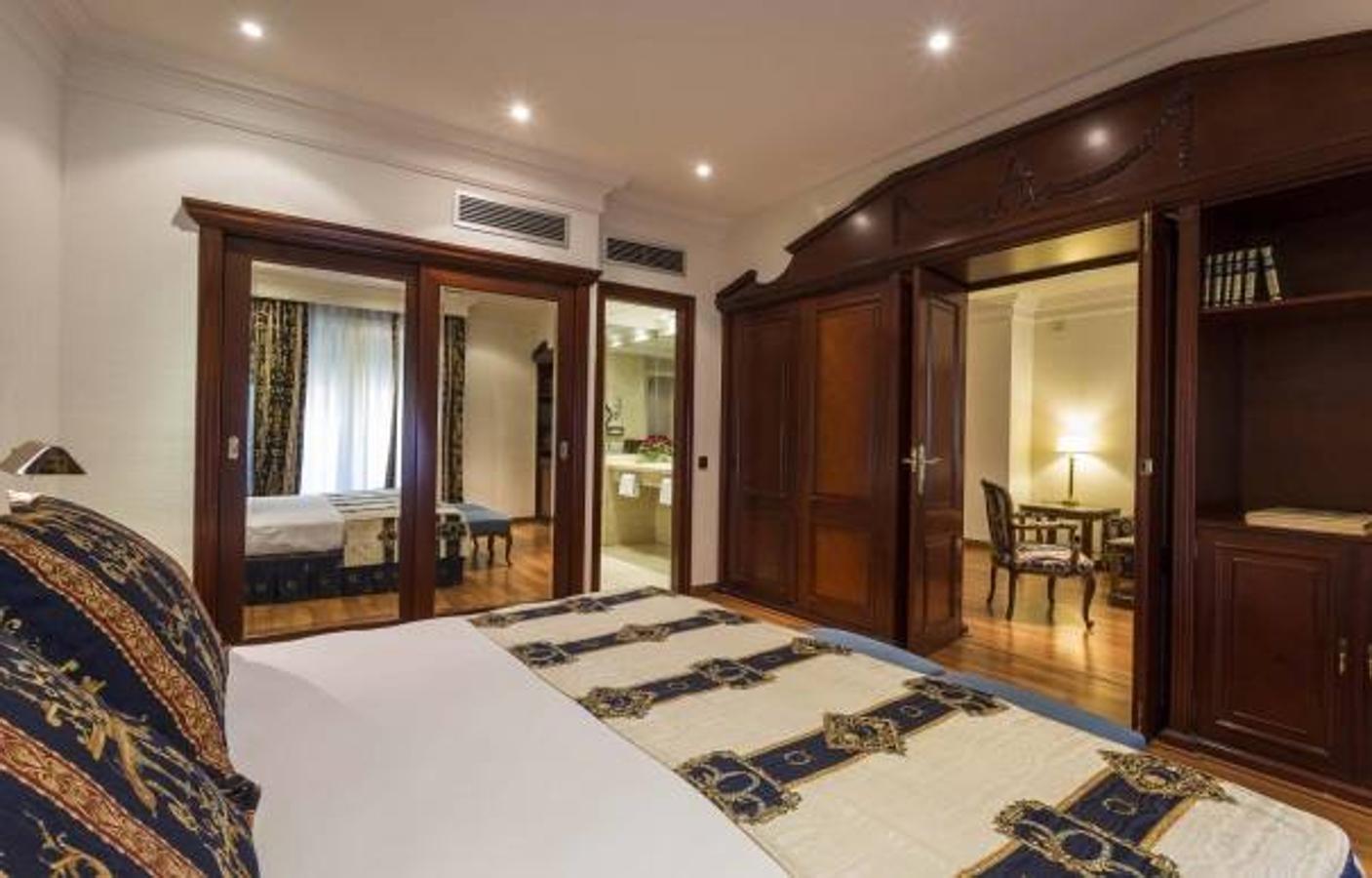 Ayre Hotel Astoria Palace: La suite de este hotel acerca al huésped al más puro estilo inglés, sin dejar de lado el clasicismo valenciano. Con el dormitorio y la sala de estar perfectamente diferenciados y equipados, esta habitación, cuyas paredes desprenden historia, está disponible desde 250 euros. 