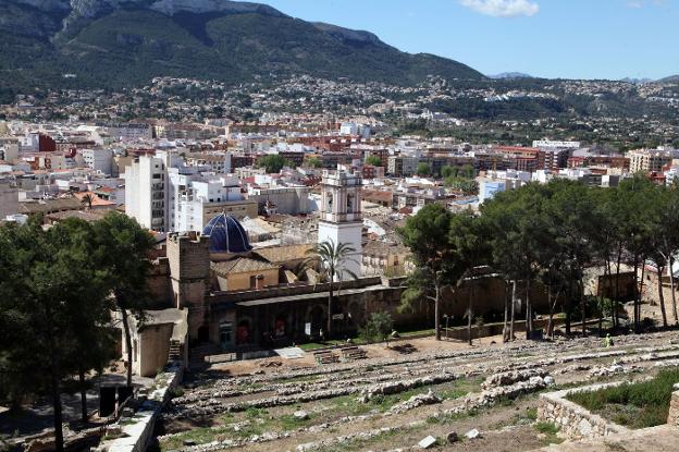 Imagen panorámica del casco urbano de Dénia desde el castillo y con el Montgó de fondo. 