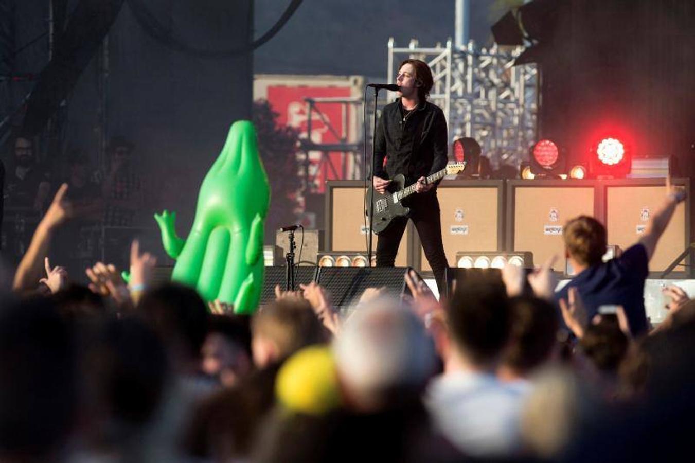 Benicàssim se encuentra ya en plena ebullición del FIB con miles de jóvenes recorriendo los rincones y las playas de la localidad castellonense para dar comienzo a la vigésima cuarta edición del evento con cuatro días de música y ambiente festivo.