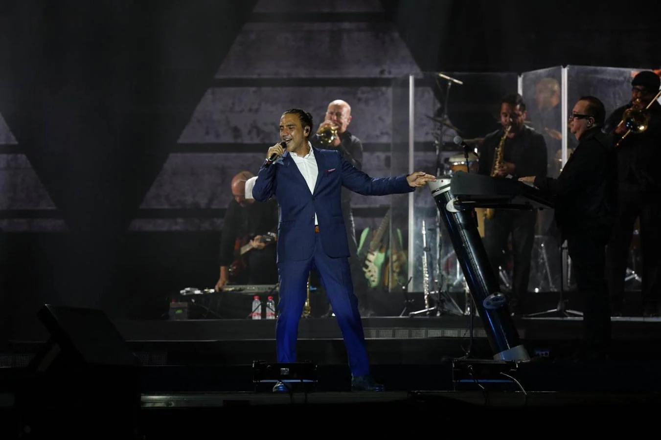 El cantante mexicano actuó anoche en la Maria Sur. El artista presentó su disco 'Rompiendo Fronteras' ante el público valenciano, justo una semana después de que el mismo escenario recibiera a Luis Miguel.