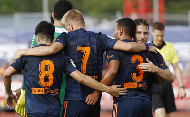 Los jugadores del Valencia celebran el gol de Lato.