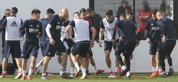 Kangin Lee junto a Zaza en un entrenamiento del Valencia durante la pasada temporada. 