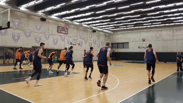 El Valencia Basket se ejercita en la pista auxiliar del Zalgirio Arena. 