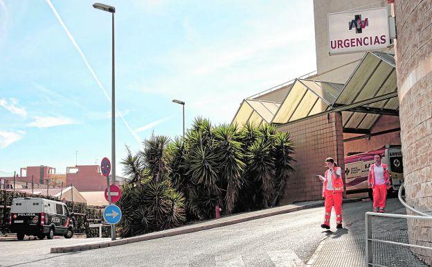 Dos miembros del SAMU salen de la zona de urgencias del Hospital General de Alicante.