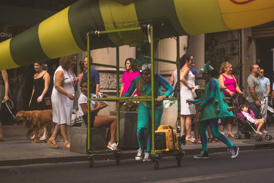 La Gran Nit de la Fira de Valencia 2018 tuvo lugar anoche, con conciertos gratuitos en la plaza del Ayuntamiento y otros enclaves de la ciudad, así como la apertura de los museos hasta la madrugada y una 'minimascletà'.Fue una gran noche en blanco, al estilo de la que tradicionalmente se vive en varias ciudades europeas. Este año se han unido a la Gran Nit el Museo Nacional de Cerámica y Artes Suntuarias González Martí y la Bodega medieval de Proava, los dos permanecieron abiertos hasta la medianoche (al igual que el IVAM, el Museo de Bellas artes y L'Iber). Hasta la una de la madrugada se pudo acceder al Museo de Prehistoria de València, al Museo Valenciano de Etnología, al MuVIM y a la Fundación Bancaja. Los valencianos pudieron visitar hasta altas horas de la noche monumentos como la Lonja o la Almoina.A las 19.00 comenzó el Cercafira, una cabalgata que a las 19.00 horas recorrió el centro con la participación de distintos grupos teatrales.Además, la Ruta de Carme llevó a los interesados por varios enclaves donde la música fue protagonista. También hubo actuaciones en las plazas del Patriarca, del Pilar, donde se celebró un espectáculo teatral para niños, y del Portal Nou.