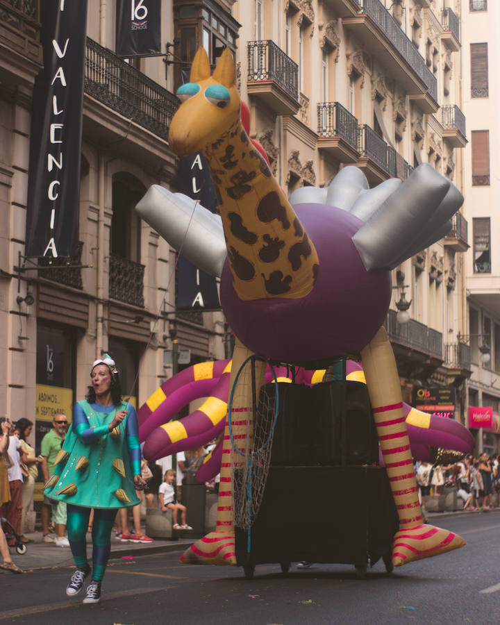 La Gran Nit de la Fira de Valencia 2018 tuvo lugar anoche, con conciertos gratuitos en la plaza del Ayuntamiento y otros enclaves de la ciudad, así como la apertura de los museos hasta la madrugada y una 'minimascletà'.Fue una gran noche en blanco, al estilo de la que tradicionalmente se vive en varias ciudades europeas. Este año se han unido a la Gran Nit el Museo Nacional de Cerámica y Artes Suntuarias González Martí y la Bodega medieval de Proava, los dos permanecieron abiertos hasta la medianoche (al igual que el IVAM, el Museo de Bellas artes y L'Iber). Hasta la una de la madrugada se pudo acceder al Museo de Prehistoria de València, al Museo Valenciano de Etnología, al MuVIM y a la Fundación Bancaja. Los valencianos pudieron visitar hasta altas horas de la noche monumentos como la Lonja o la Almoina.A las 19.00 comenzó el Cercafira, una cabalgata que a las 19.00 horas recorrió el centro con la participación de distintos grupos teatrales.Además, la Ruta de Carme llevó a los interesados por varios enclaves donde la música fue protagonista. También hubo actuaciones en las plazas del Patriarca, del Pilar, donde se celebró un espectáculo teatral para niños, y del Portal Nou.