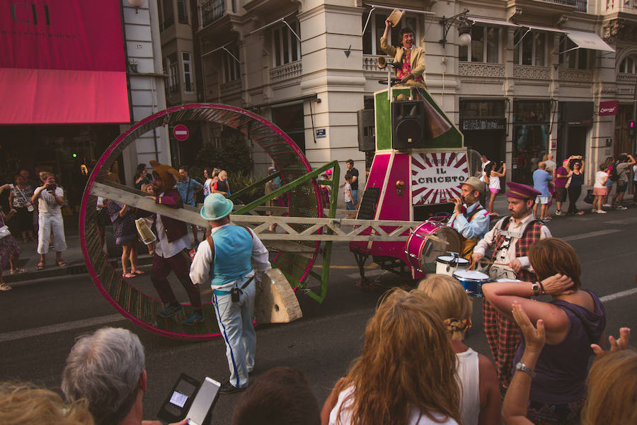 La Gran Nit de la Fira de Valencia 2018 tuvo lugar anoche, con conciertos gratuitos en la plaza del Ayuntamiento y otros enclaves de la ciudad, así como la apertura de los museos hasta la madrugada y una 'minimascletà'.Fue una gran noche en blanco, al estilo de la que tradicionalmente se vive en varias ciudades europeas. Este año se han unido a la Gran Nit el Museo Nacional de Cerámica y Artes Suntuarias González Martí y la Bodega medieval de Proava, los dos permanecieron abiertos hasta la medianoche (al igual que el IVAM, el Museo de Bellas artes y L'Iber). Hasta la una de la madrugada se pudo acceder al Museo de Prehistoria de València, al Museo Valenciano de Etnología, al MuVIM y a la Fundación Bancaja. Los valencianos pudieron visitar hasta altas horas de la noche monumentos como la Lonja o la Almoina.A las 19.00 comenzó el Cercafira, una cabalgata que a las 19.00 horas recorrió el centro con la participación de distintos grupos teatrales.Además, la Ruta de Carme llevó a los interesados por varios enclaves donde la música fue protagonista. También hubo actuaciones en las plazas del Patriarca, del Pilar, donde se celebró un espectáculo teatral para niños, y del Portal Nou.