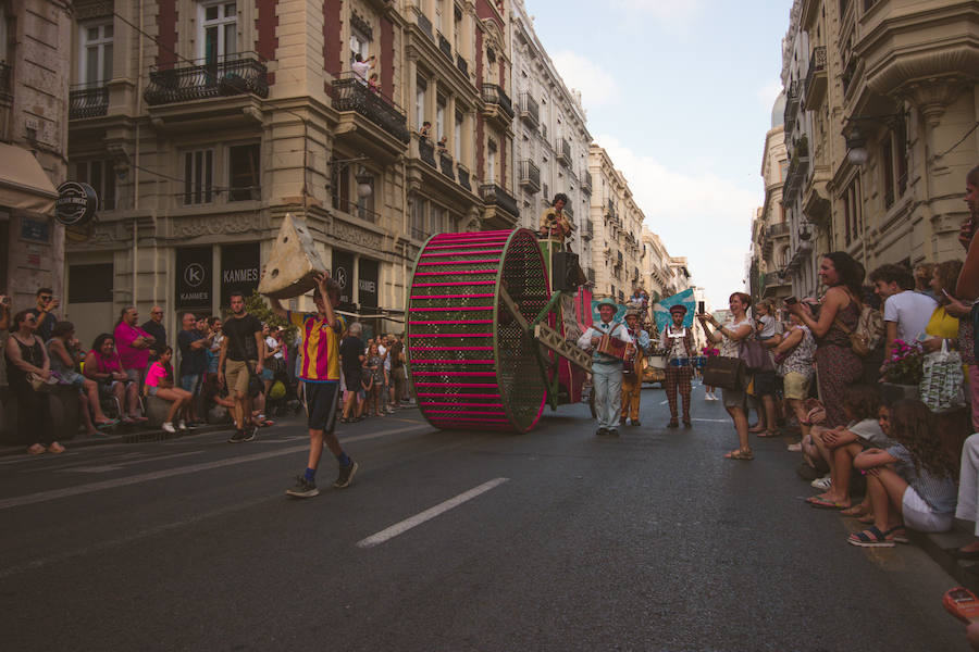 La Gran Nit de la Fira de Valencia 2018 tuvo lugar anoche, con conciertos gratuitos en la plaza del Ayuntamiento y otros enclaves de la ciudad, así como la apertura de los museos hasta la madrugada y una 'minimascletà'.Fue una gran noche en blanco, al estilo de la que tradicionalmente se vive en varias ciudades europeas. Este año se han unido a la Gran Nit el Museo Nacional de Cerámica y Artes Suntuarias González Martí y la Bodega medieval de Proava, los dos permanecieron abiertos hasta la medianoche (al igual que el IVAM, el Museo de Bellas artes y L'Iber). Hasta la una de la madrugada se pudo acceder al Museo de Prehistoria de València, al Museo Valenciano de Etnología, al MuVIM y a la Fundación Bancaja. Los valencianos pudieron visitar hasta altas horas de la noche monumentos como la Lonja o la Almoina.A las 19.00 comenzó el Cercafira, una cabalgata que a las 19.00 horas recorrió el centro con la participación de distintos grupos teatrales.Además, la Ruta de Carme llevó a los interesados por varios enclaves donde la música fue protagonista. También hubo actuaciones en las plazas del Patriarca, del Pilar, donde se celebró un espectáculo teatral para niños, y del Portal Nou.
