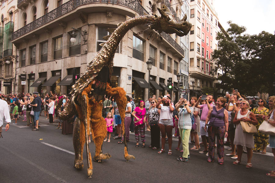 La Gran Nit de la Fira de Valencia 2018 tuvo lugar anoche, con conciertos gratuitos en la plaza del Ayuntamiento y otros enclaves de la ciudad, así como la apertura de los museos hasta la madrugada y una 'minimascletà'.Fue una gran noche en blanco, al estilo de la que tradicionalmente se vive en varias ciudades europeas. Este año se han unido a la Gran Nit el Museo Nacional de Cerámica y Artes Suntuarias González Martí y la Bodega medieval de Proava, los dos permanecieron abiertos hasta la medianoche (al igual que el IVAM, el Museo de Bellas artes y L'Iber). Hasta la una de la madrugada se pudo acceder al Museo de Prehistoria de València, al Museo Valenciano de Etnología, al MuVIM y a la Fundación Bancaja. Los valencianos pudieron visitar hasta altas horas de la noche monumentos como la Lonja o la Almoina.A las 19.00 comenzó el Cercafira, una cabalgata que a las 19.00 horas recorrió el centro con la participación de distintos grupos teatrales.Además, la Ruta de Carme llevó a los interesados por varios enclaves donde la música fue protagonista. También hubo actuaciones en las plazas del Patriarca, del Pilar, donde se celebró un espectáculo teatral para niños, y del Portal Nou.